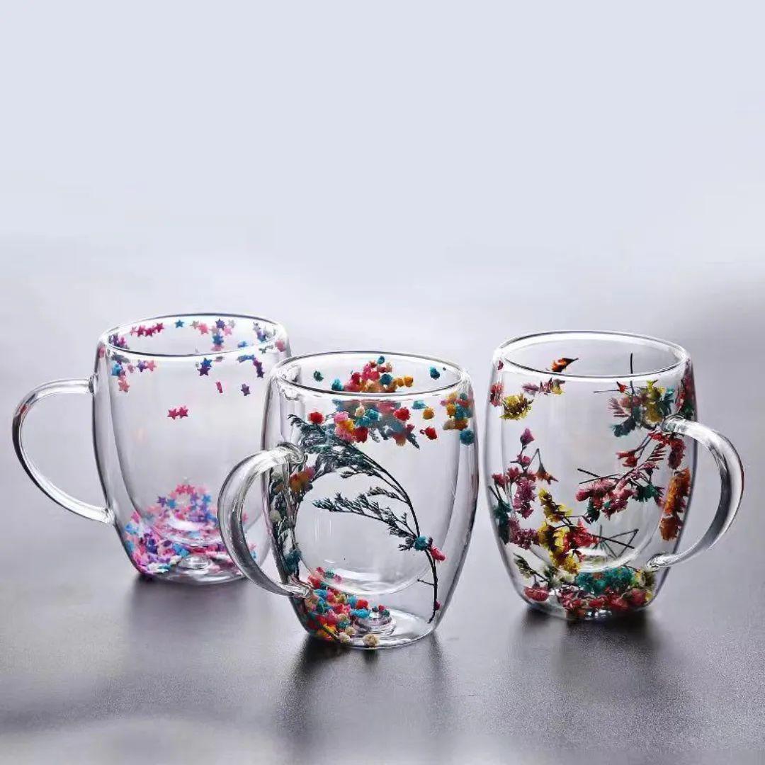Apportez une touche bohème-chic à votre table avec ces tasses à décor floral ! Leur verre borosilicate résistant et leur double paroi isolante préservent la fraîcheur de vos boissons, tandis que leur design raffiné séduira les amateurs de déco. Lavables au lave-vaisselle, elles simplifient votre routine sans compromis.