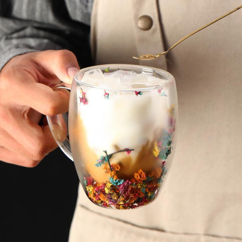 Inspirées par la nature, ces tasses à double paroi allient performance technique et esthétique apaisante. Idéales pour les thés glacés, cafés latte ou smoothies, leur capacité de 350ml et leur design floral en font un must-have. Lavables au lave-vaisselle, résistantes aux chocs thermiques – l’allié parfait des maisons modernes !