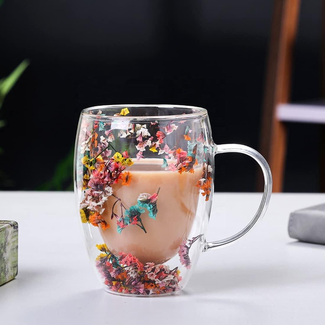Pour les hôtes exigeants ou les passionnés de déco, ce pack de 4 tasses Isrya Dayaniki combine fonctionnalité et design ! Leur double paroi isotherme maintient les boissons à la température idéale, tandis que leur motif floral ajoute une touche bohème-chic à votre table. Verre borosilicate ultra-résistant, compatible micro-ondes.