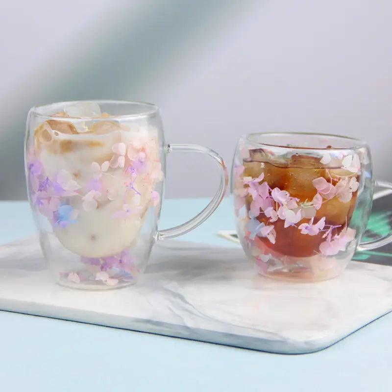 Que vous serviez un cappuccino, un cocktail ou un jus pressé, ces tasses Isrya Dayaniki s’adaptent à toutes vos envies ! Leur double paroi isotherme et leur motif floral discret en font un accessoire polyvalent pour la maison, le bureau ou les voyages. Pack de 4 – économisez de l’espace et de l’argent sans sacrifier le style !